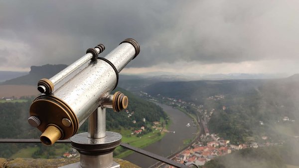 Quelles sont les meilleures stratégies pour observer les étoiles en camping sans télescope?