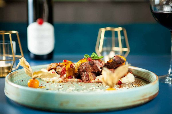 Quelle croisière intègre des séances de dégustation de thés rares lors des escales en Asie?